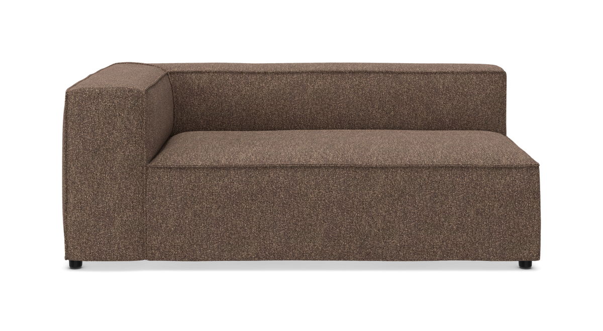 Brun modulsofa med venstre armlæn, minimalistisk design på frilagt baggrund.