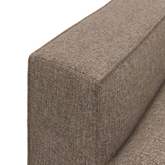Nærbillede af brunmeleret stofsofa – lige, bokset armlæn i moderne design.