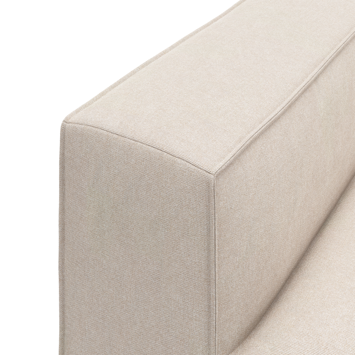 Nærbillede af beige sofaarm i stof med rene syninger mod hvid baggrund.