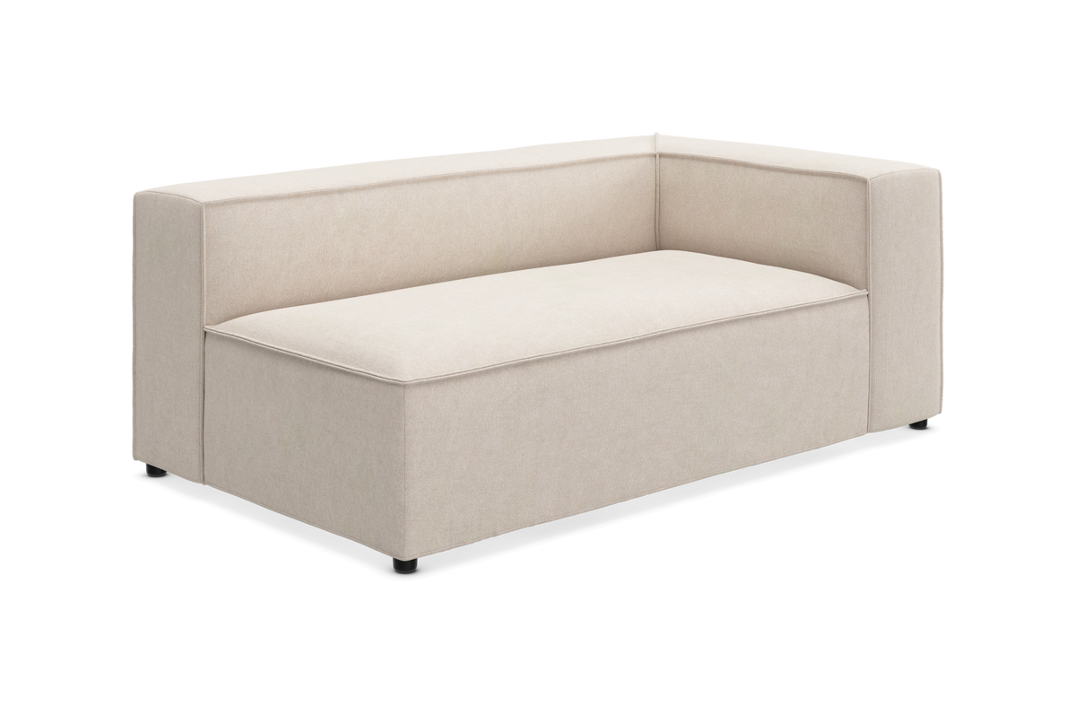 Beige modulært hjørnesofamodul i stof, frilagt på hvid baggrund.