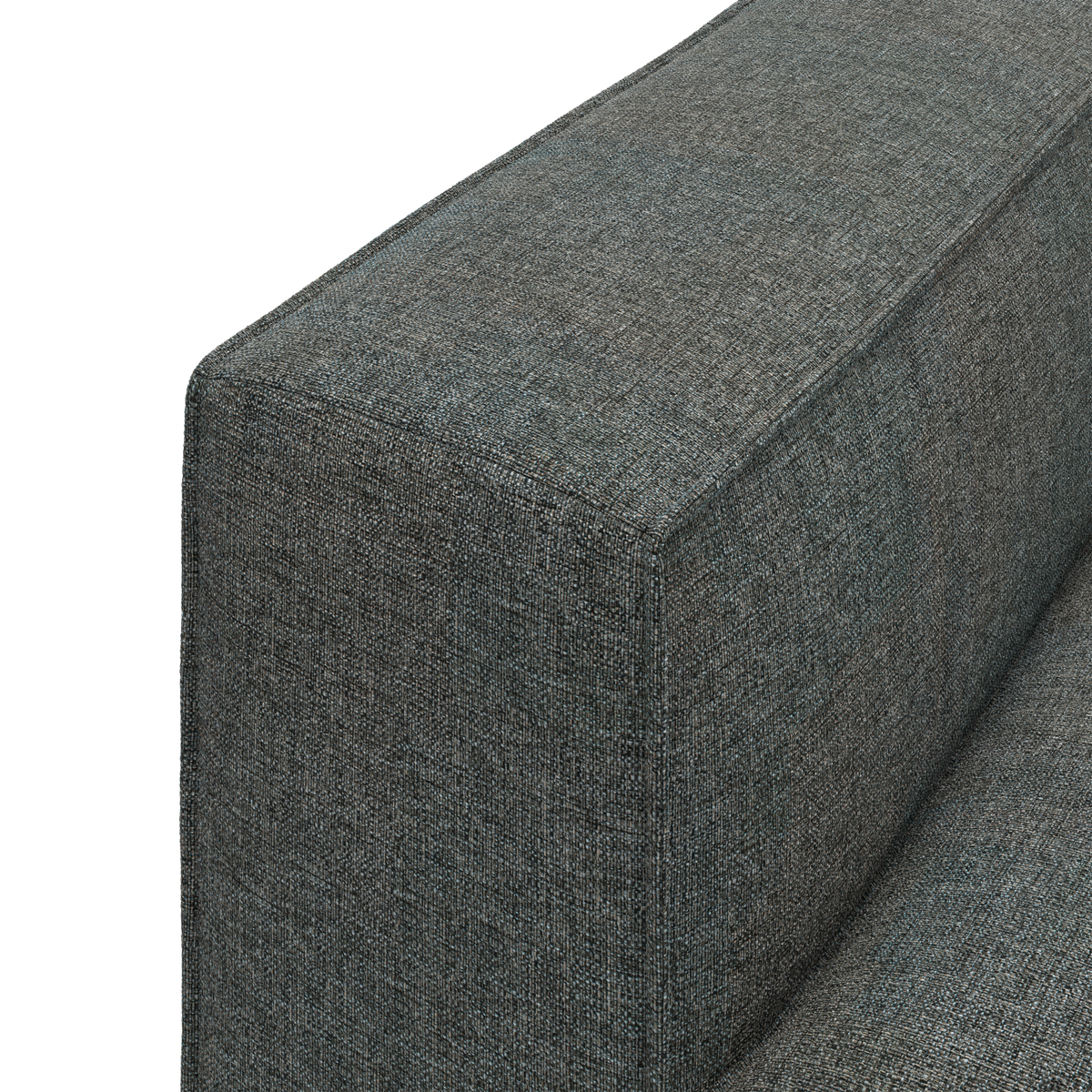 Nærbillede af en gråblå tekstilbetrukket sofa-arm med skarp, boxet form.