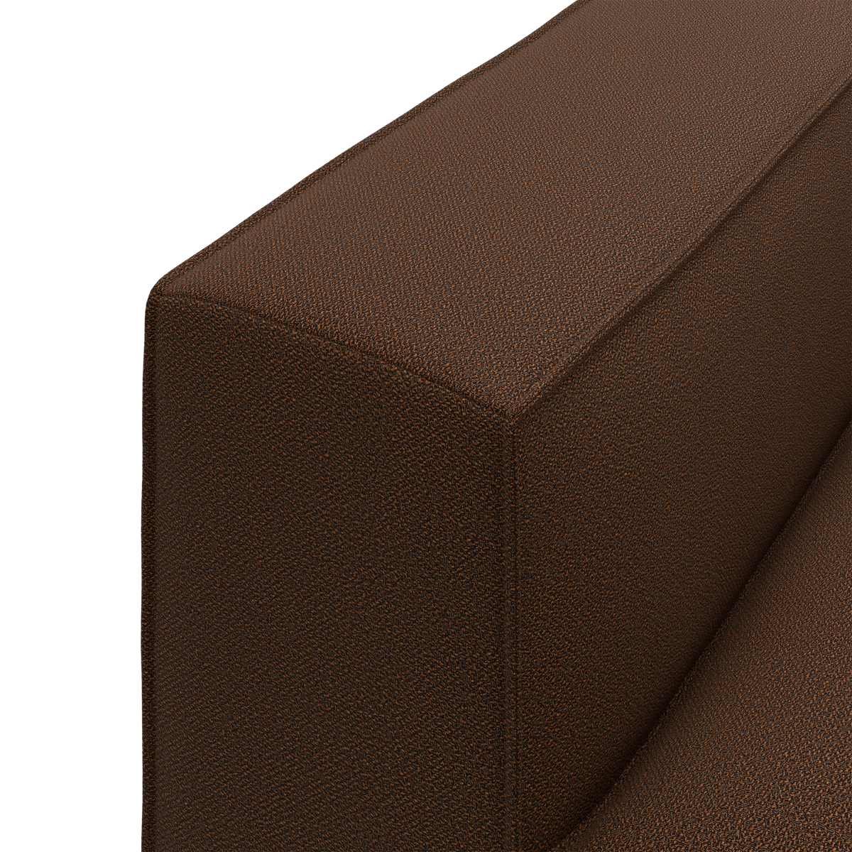 Nærbillede af brun, tekstureret sofa-armlæn i stof med enkel, moderne design.