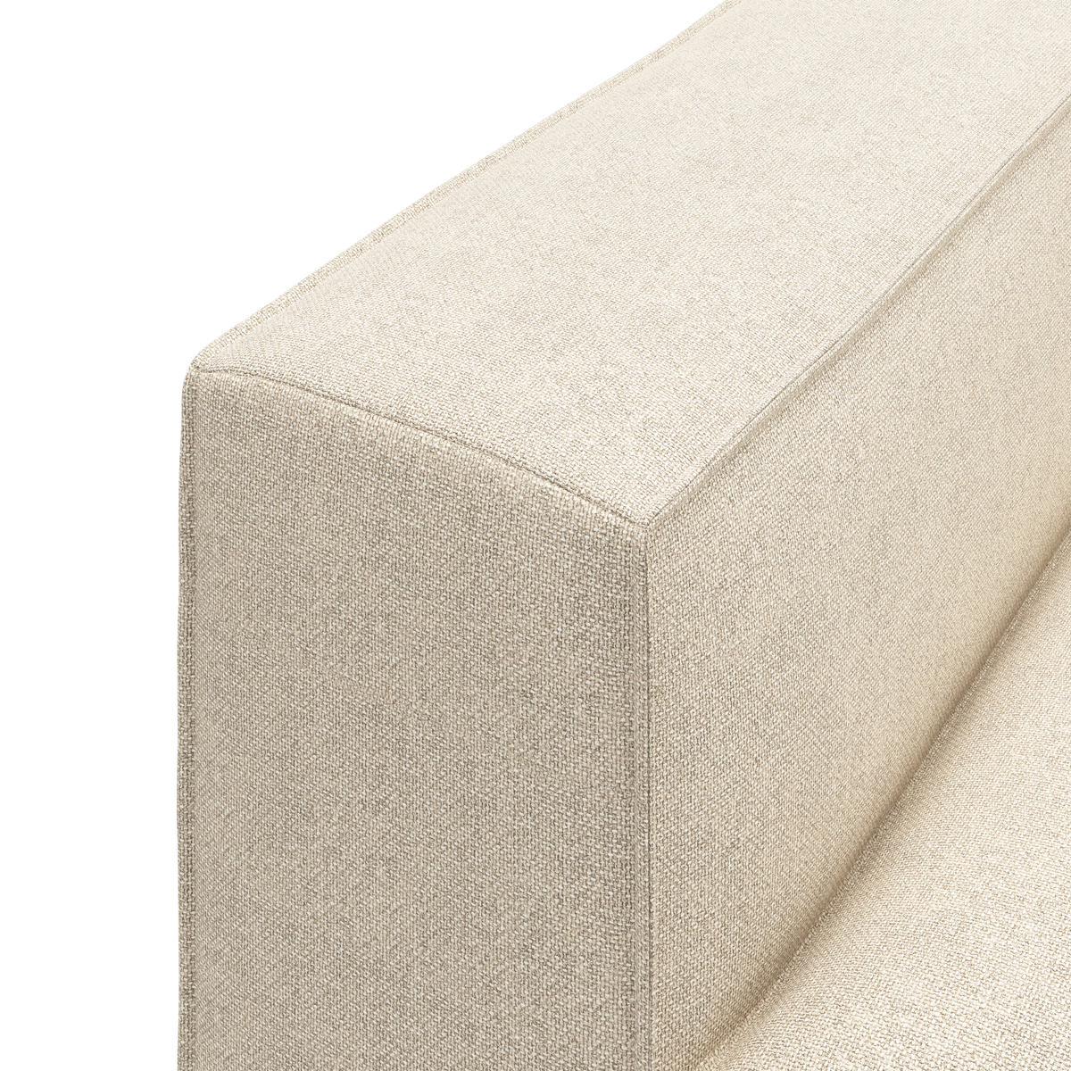 Nærbillede af beige stofsofas armlæn og ryglæn mod hvid baggrund.