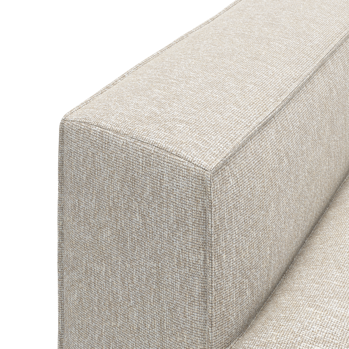 Nærbillede af beige, tekstureret sofaarm og ryglæn i stof, i neutral tone.