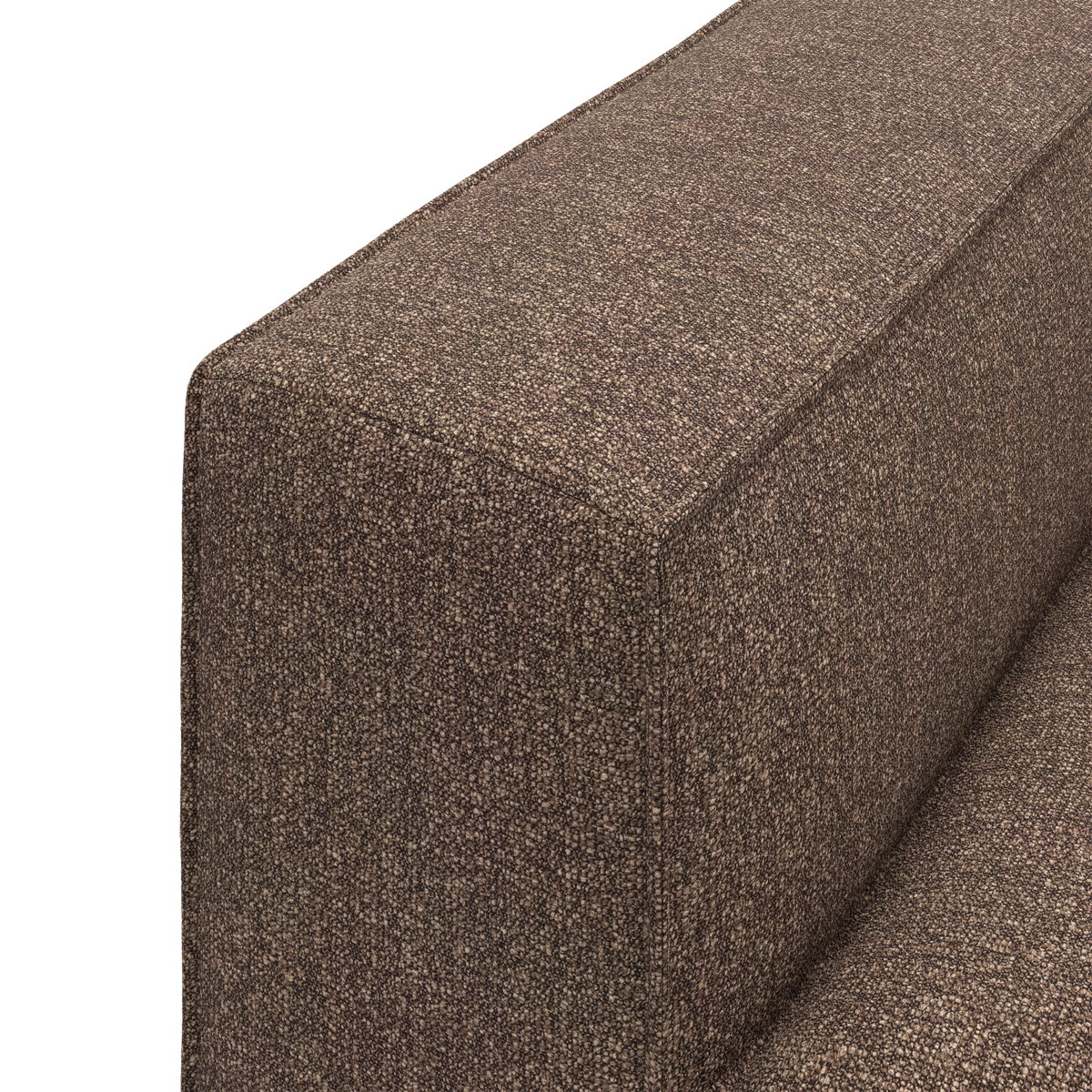 Nærbillede af brun stofbetrukket sofa-arm i struktureret tekstil mod sort baggrund.