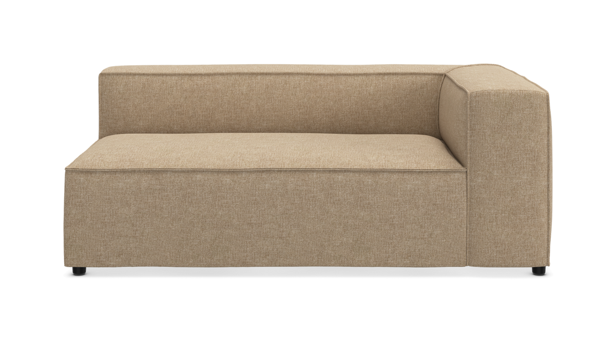Beige modulsofa med højre hjørnemodul og armlæn i stof, set forfra.