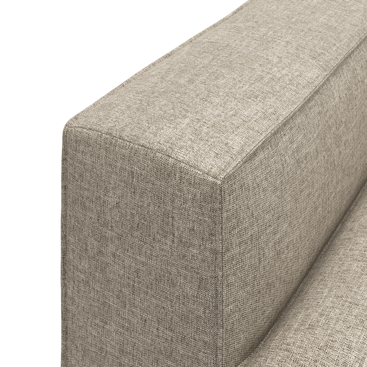 Nærbillede af beige stofbetrukket sofa-arm og ryglæn i minimalistisk design.