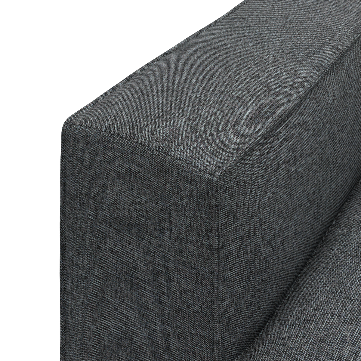 Nærbillede af sofa-armlæn i mørkegråt tekstil med boxet, minimalistisk form.
