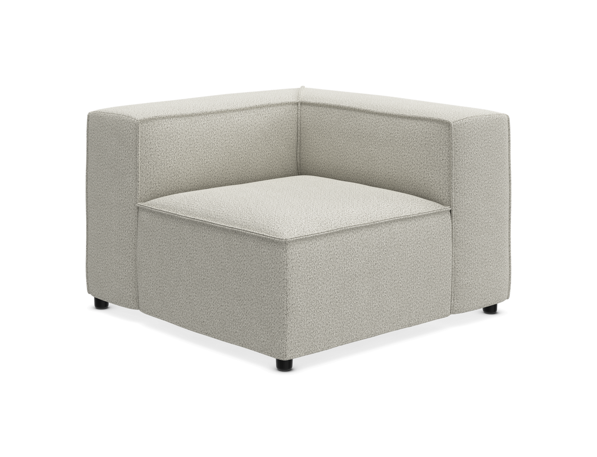 Lys beige hjørnemodul i stof med kubisk design og små sorte ben, frilagt produktbillede.