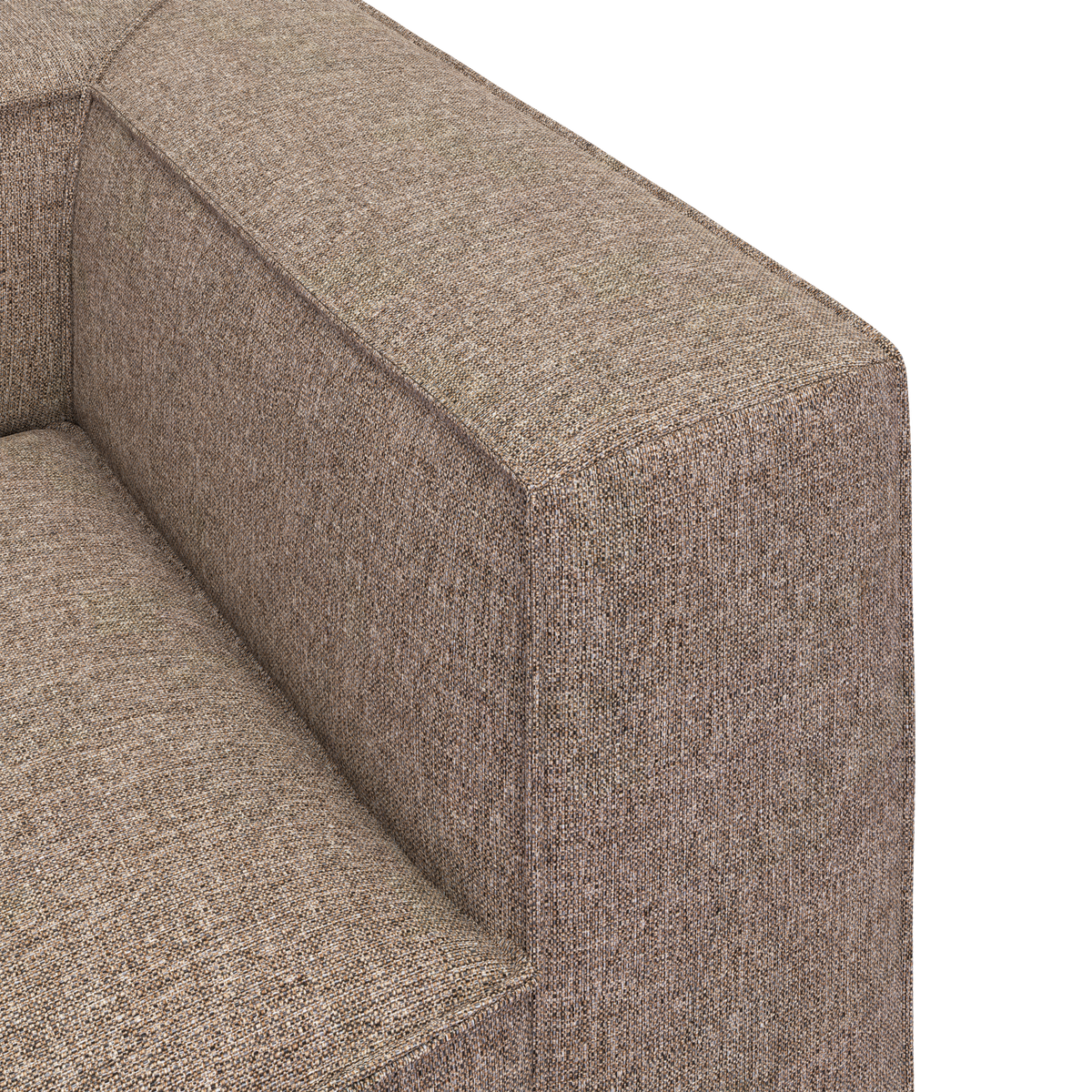 Nærbillede af brun‑beige stofsofa med bokset, firkantet armlæn og sæde.