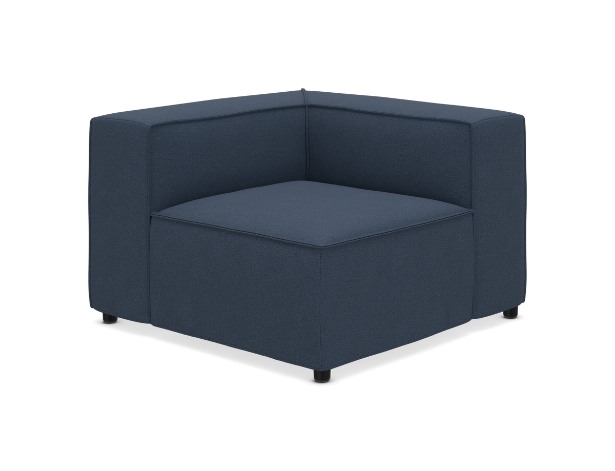 Hjørnemodul i mørkeblåt stof, moderne polstret sofa med korte runde ben.