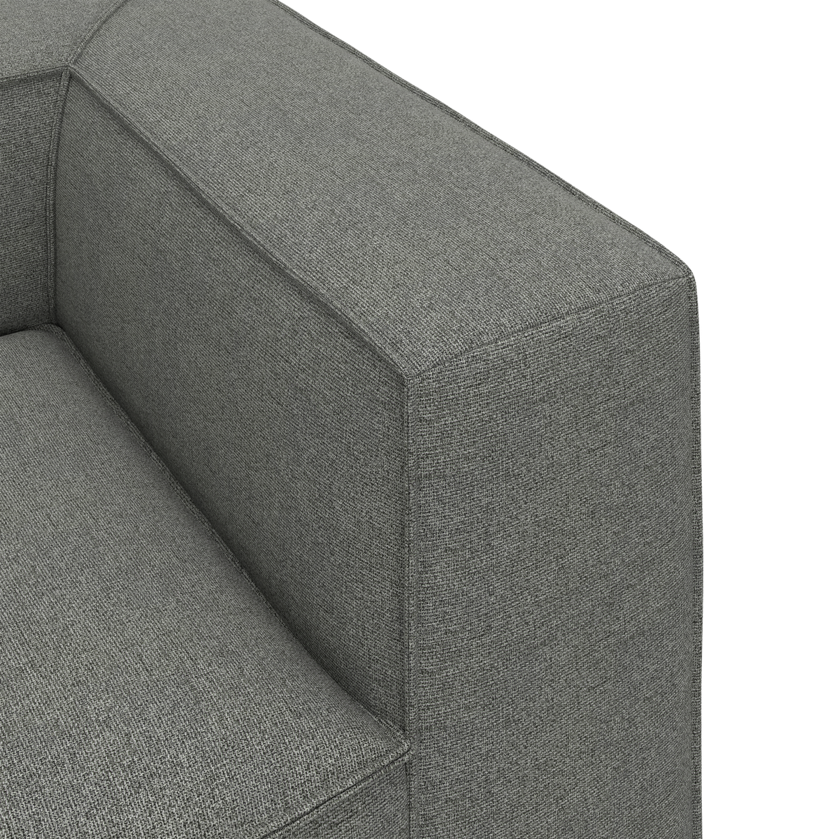 Nærbillede af grå stofsofas armlæn og sæde med rene, boxede linjer.