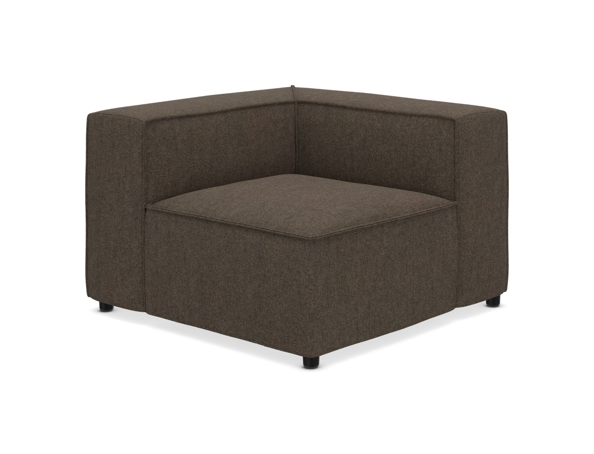Brun stof hjørnemodul, moderne modulsofa på små sorte ben, frilagt.