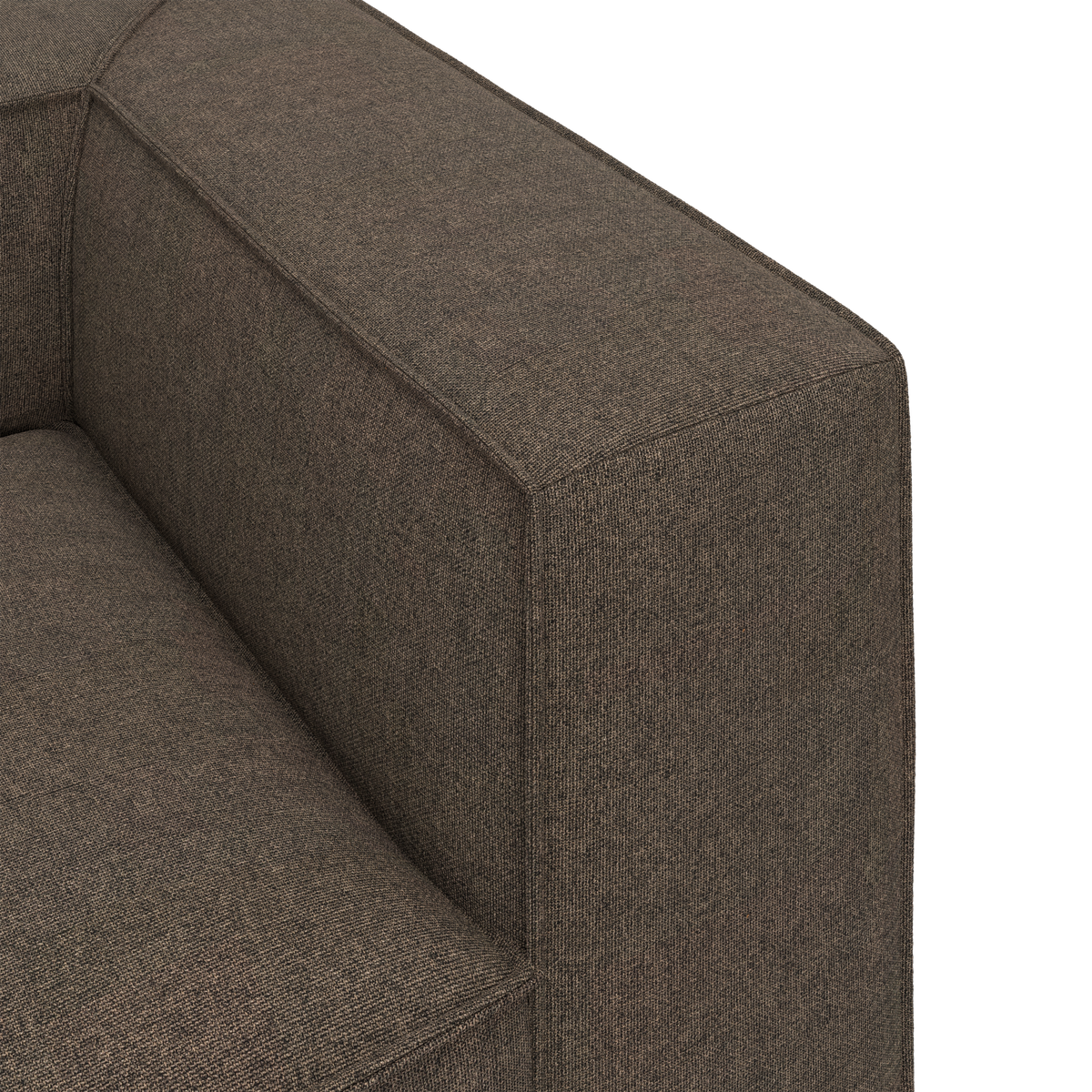 Nærbillede af brun stofsofa med bredt armlæn og boxet, moderne design.