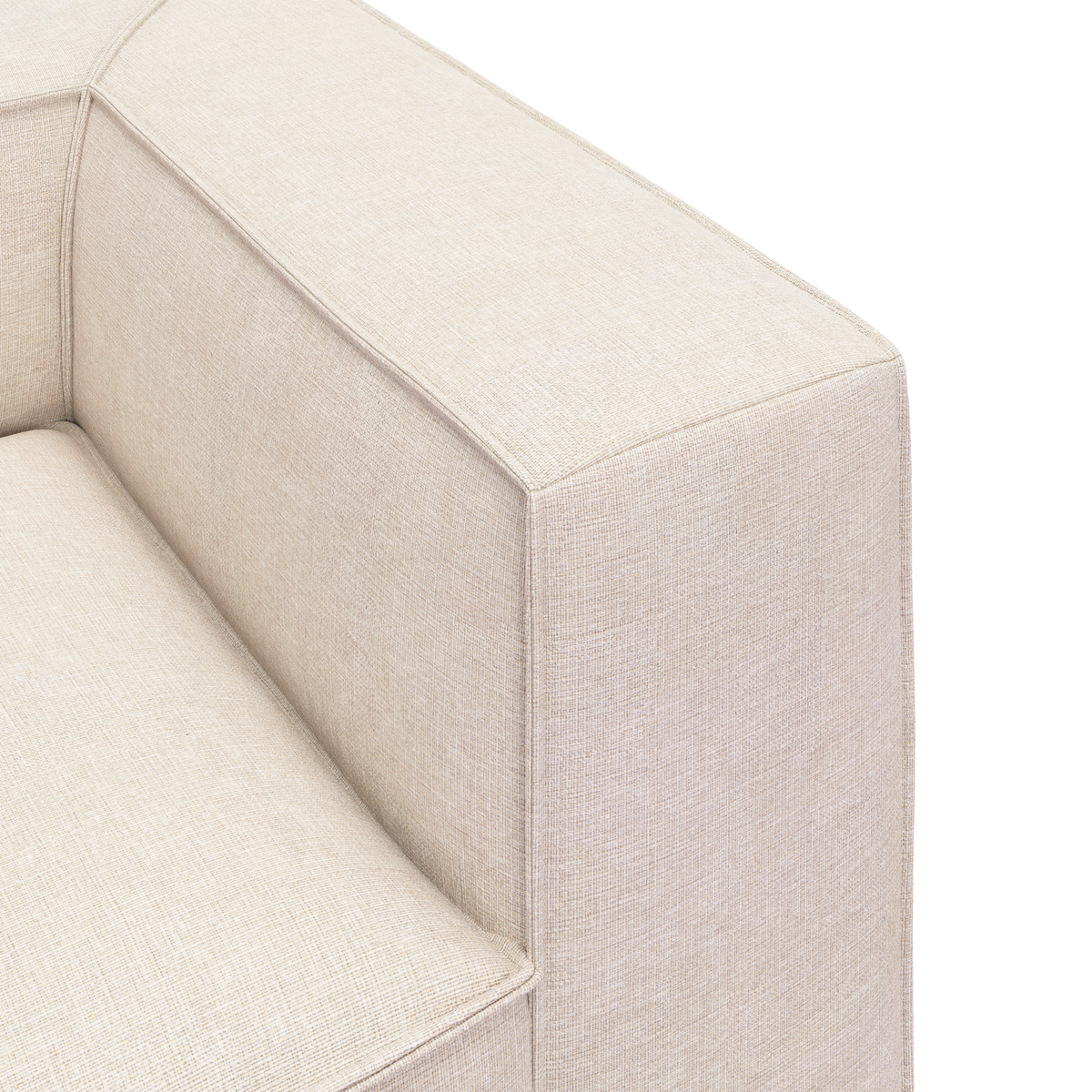 Nærbillede af beige stofsofa med firkantet armlæn og sæde, frilagt på hvid baggrund.