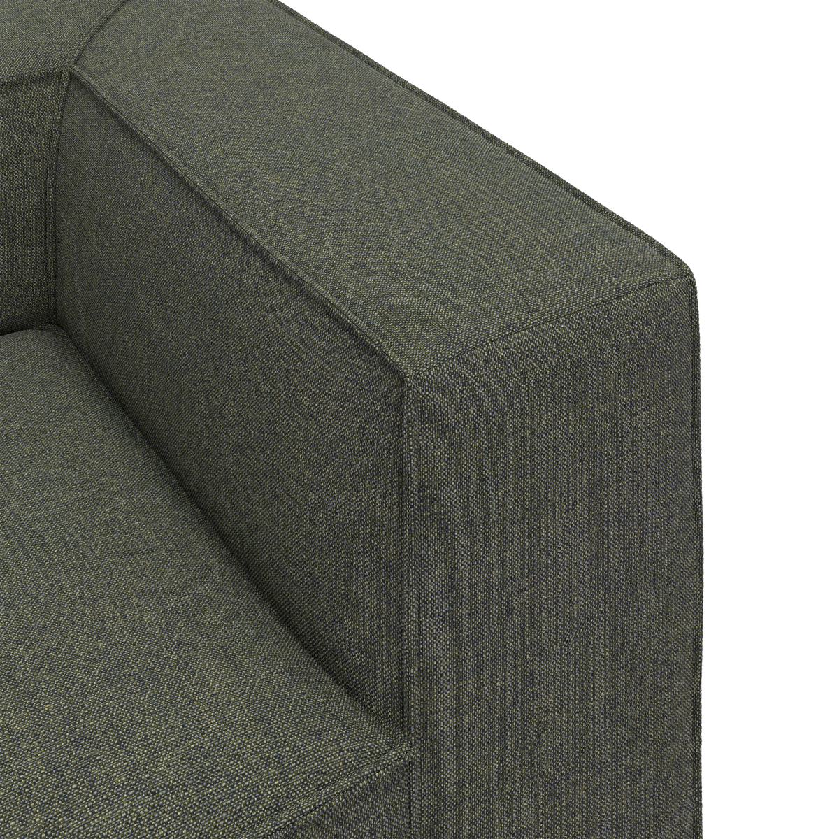 Nærbillede af grøn stofsofa med kantet, moderne armlæn.