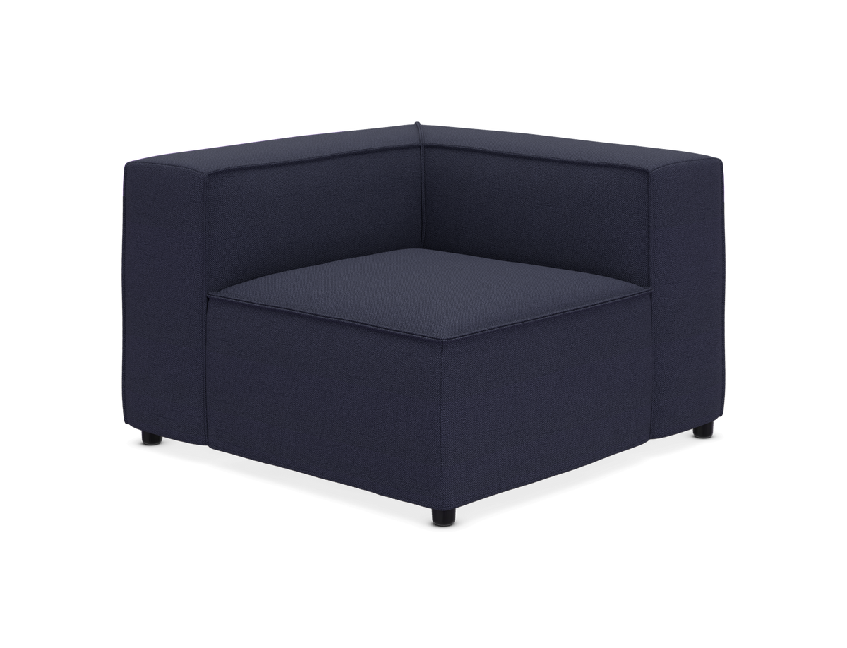 Hjørnemodul til modulsofa i mørkeblåt stof med kubisk, moderne design, frilagt mod hvid baggrund.