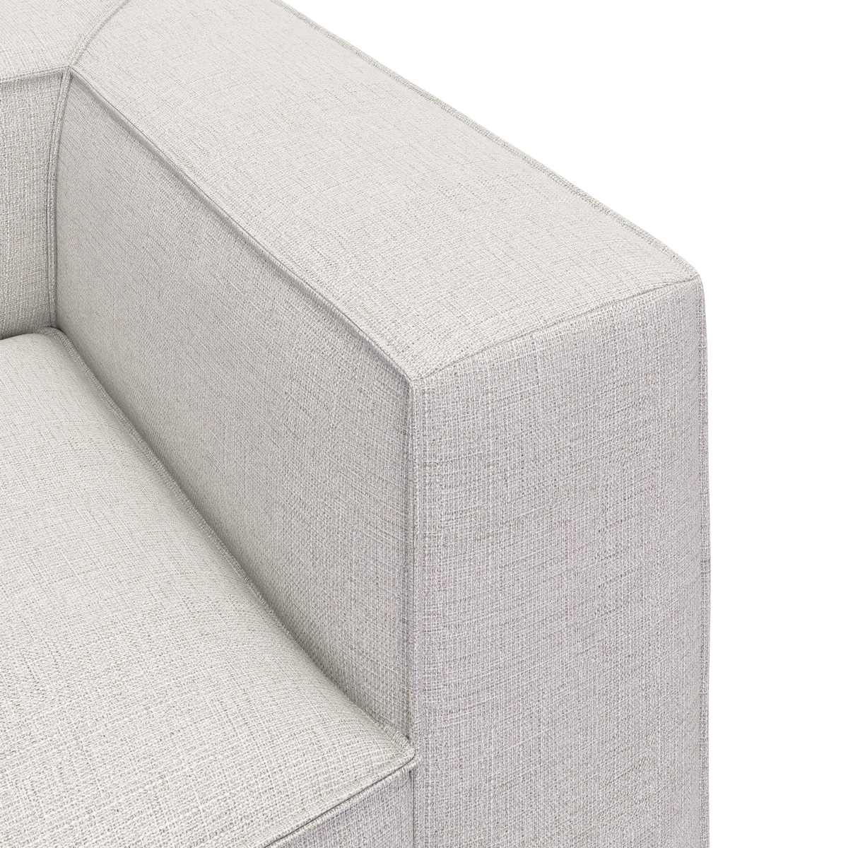 Nærbillede af hjørnet på en lysebeige stofsofa med boxede, skarpe linjer på hvid baggrund.