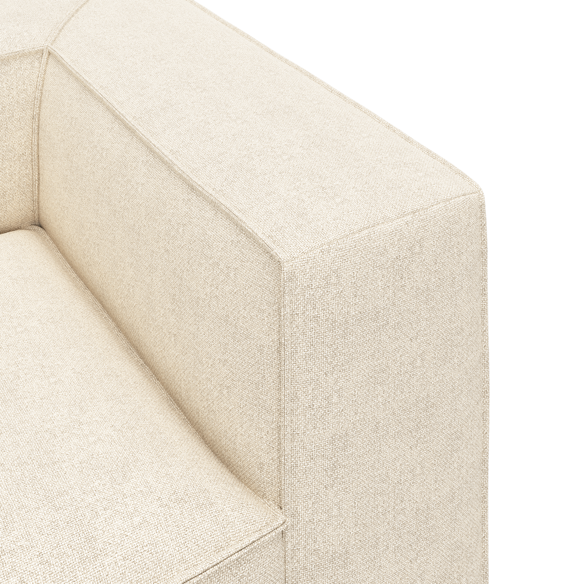Nærbillede af en beige sofa i tekstil med kantet armlæn og synlige sømme i et lyst studiemiljø.