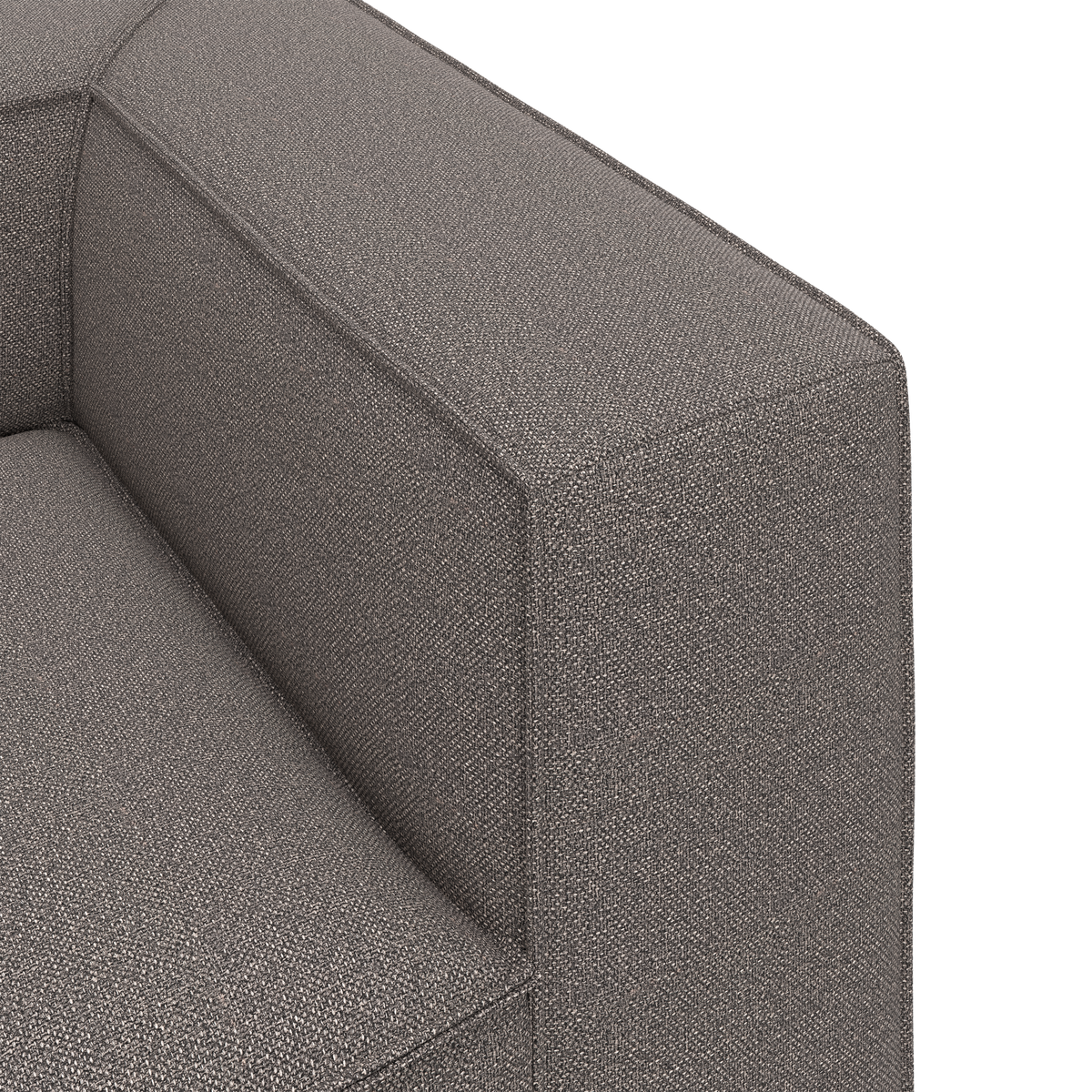 Nærbillede af armlænet på en grå stofsofa med bokset, moderne form og grov vævetekstur.