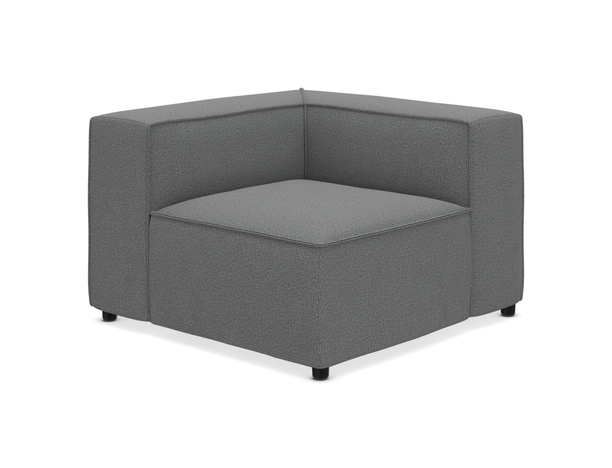 Grå stofbetrukket modul-hjørnedel til sofa, fritstående på hvid baggrund.
