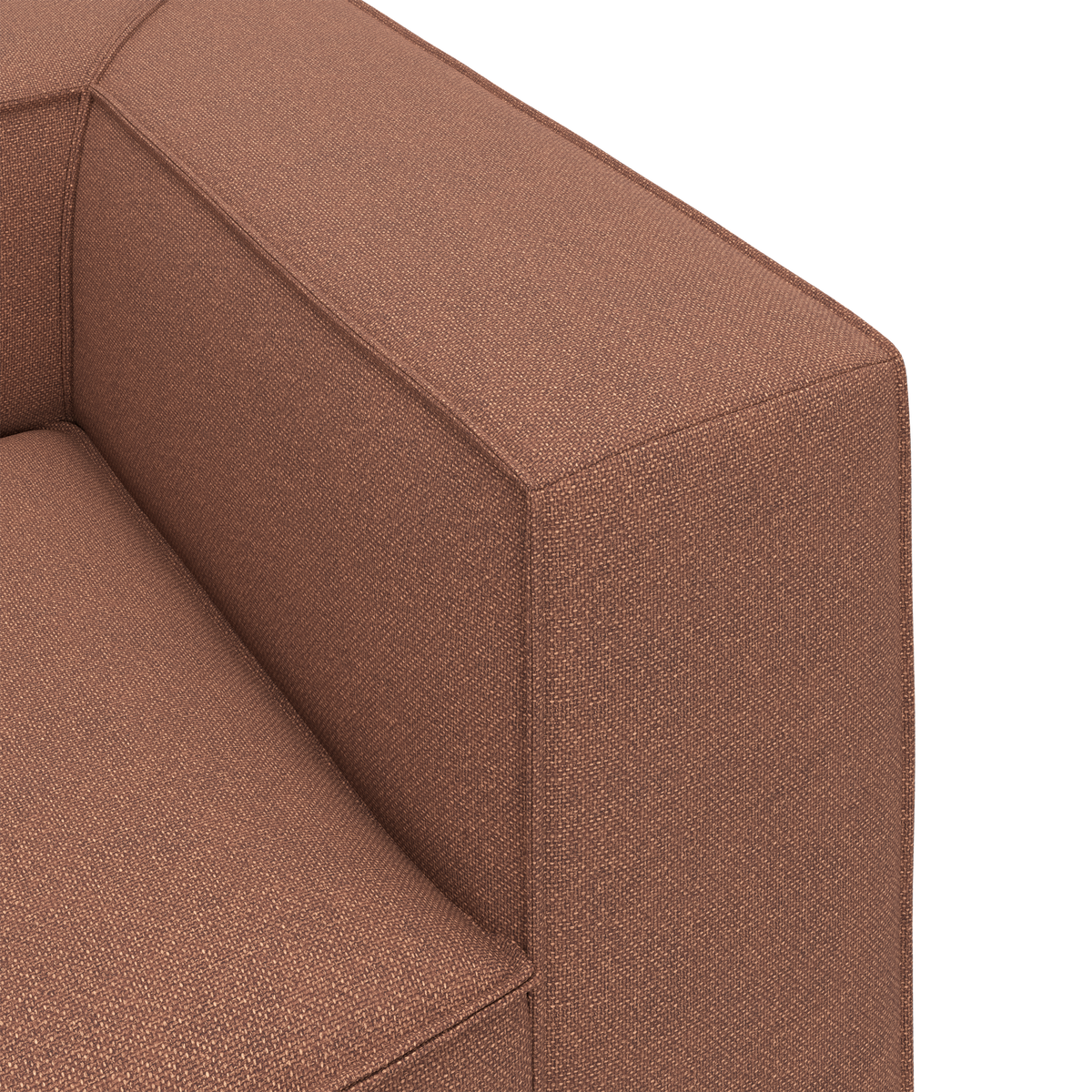 Nærbillede af brun tekstilsofa med firkantet armlæn og sæde.