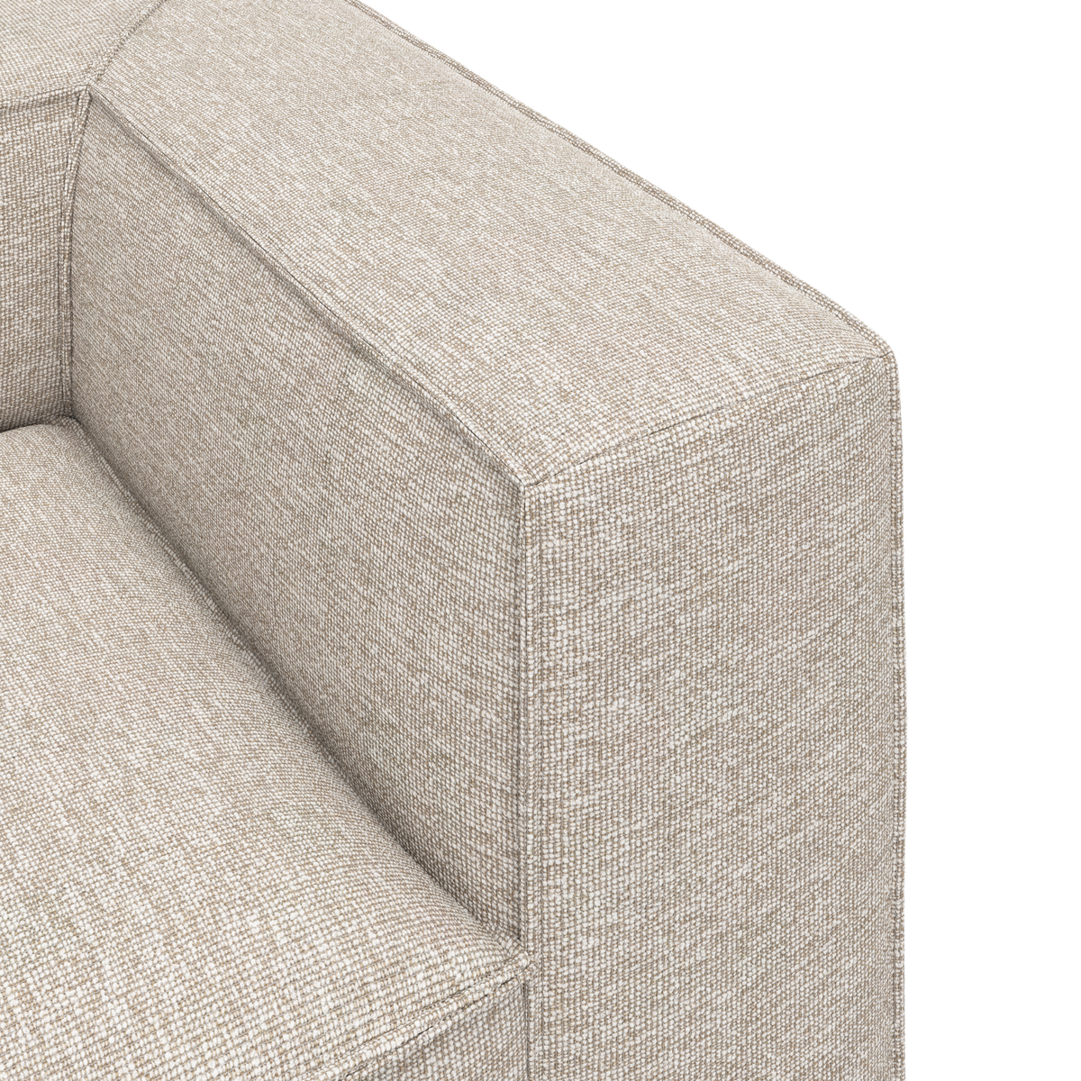 Nærbillede af beige stofsofas armlæn og sæde med grovvævet tekstil.