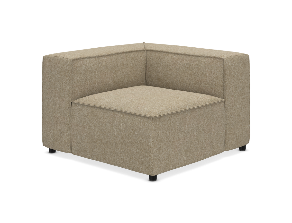 Beige hjørnemodul til sofa på hvid baggrund, fotograferet skråt forfra.