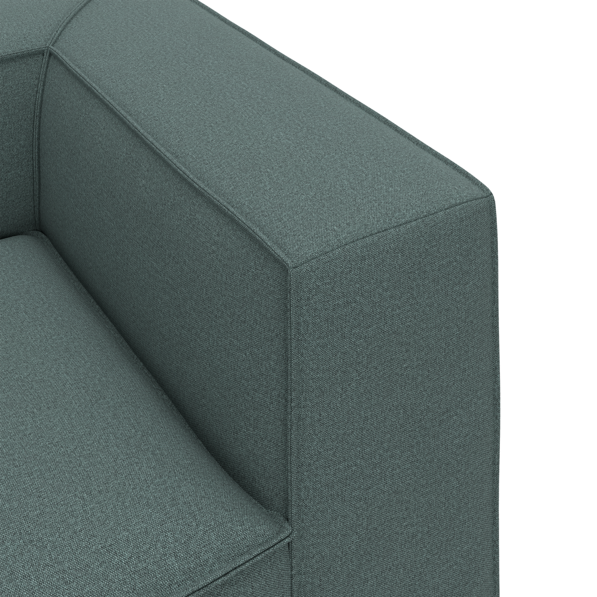 Nærbillede af hjørne og armlæn på en tealgrøn stofsofa med stramt, bokset design.