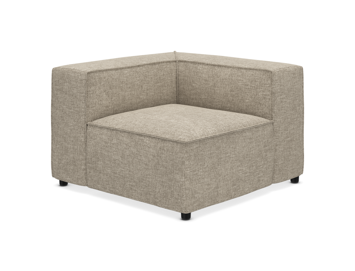 Beige stofbetrukket hjørnemodul til modulsofa med lave sorte runde ben.