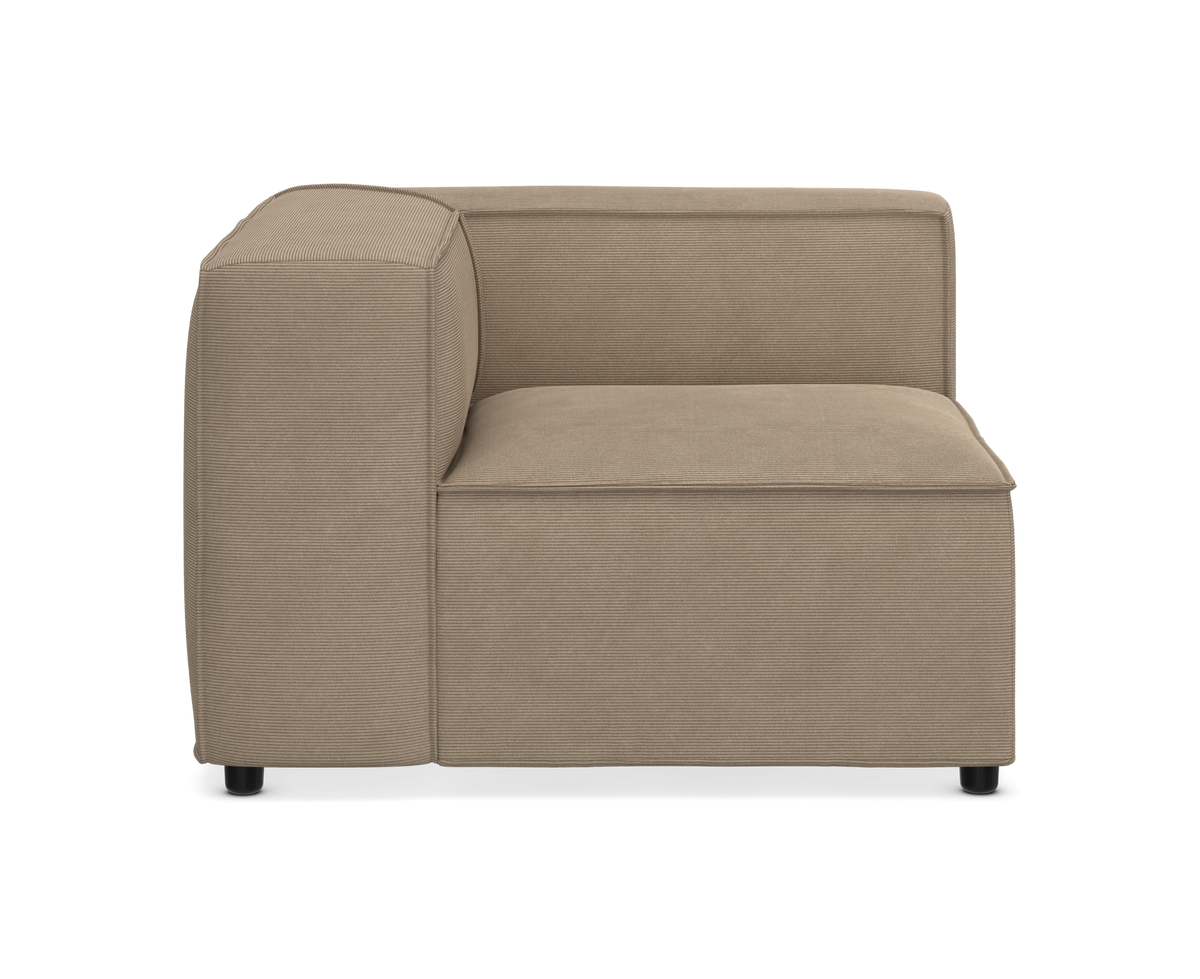 Beige modulsofa, hjørnemodul med lav ryg og bred arm, set lige forfra.