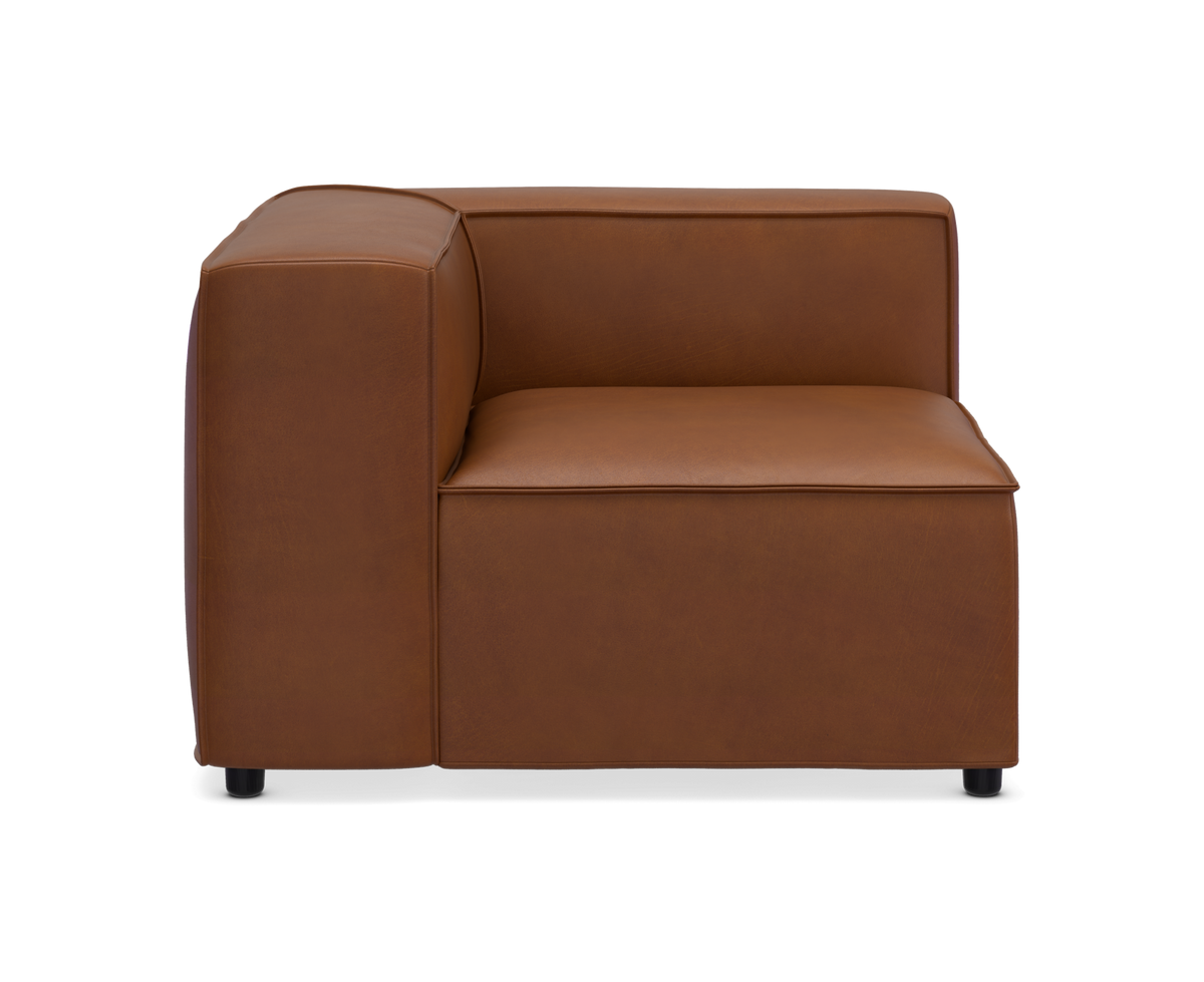 Brunt læder hjørnemodul til sofa, set forfra på hvid baggrund.