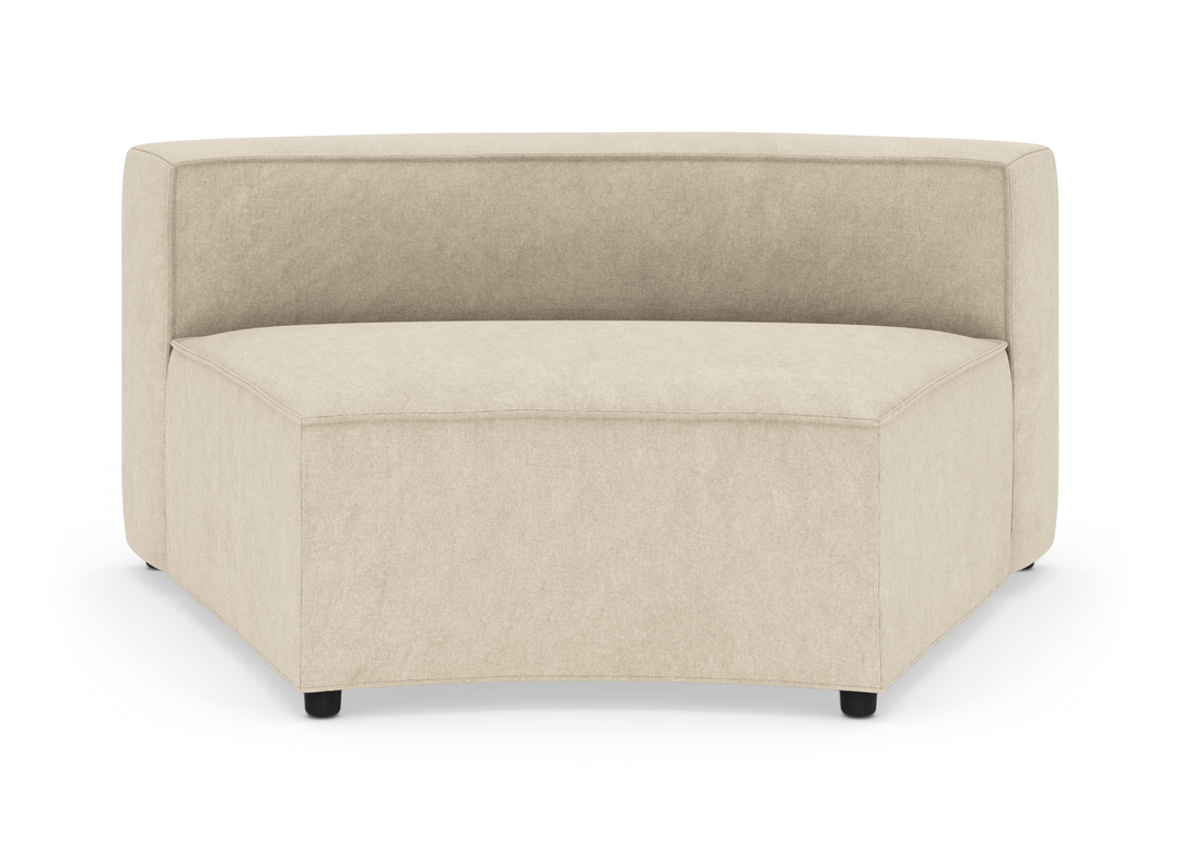 Beige modulsofa hjørnesektion i stof, isoleret på hvid baggrund, frontvisning.