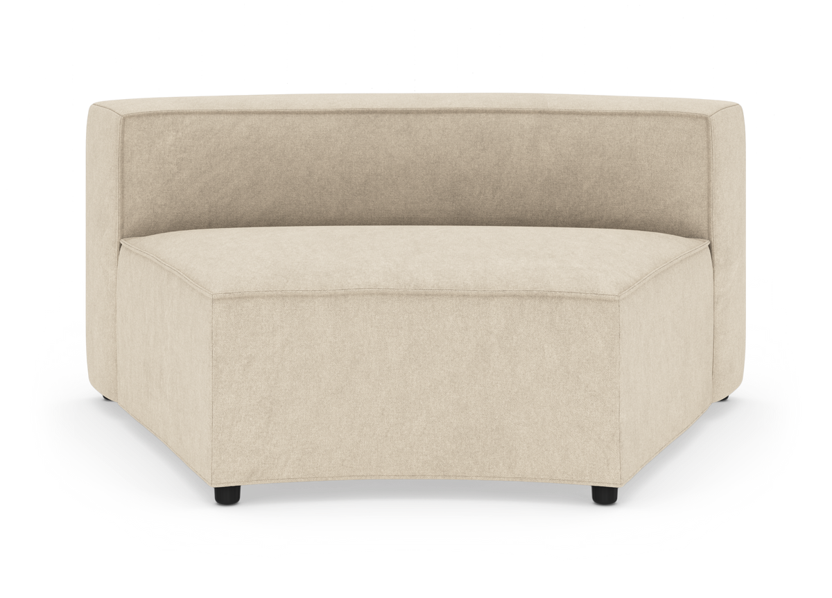 Beige modulsofa hjørnesektion i stof, isoleret på hvid baggrund, frontvisning.