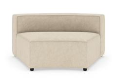 Beige modulsofa hjørnesektion i stof, isoleret på hvid baggrund, frontvisning.