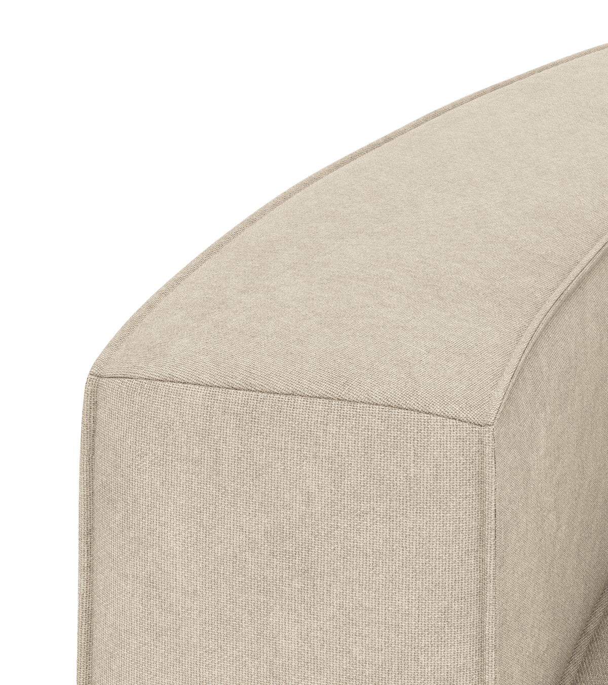 Nærbillede af beige, stofbetrukket sofaarm med blødt afrundet form og tydelige syninger.
