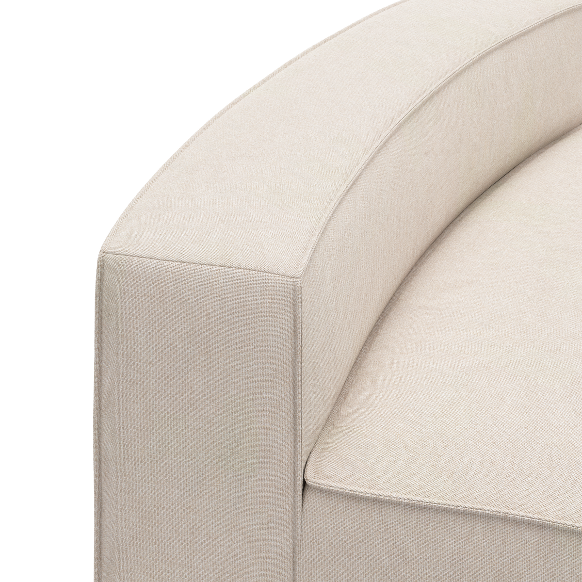 Nærbillede af beige, buet sofa med afrundet armlæn og sædehynde.