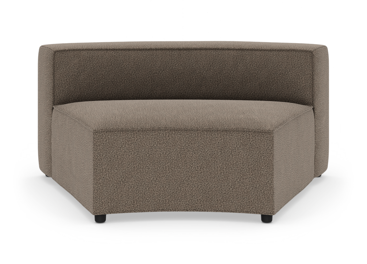 Modulær hjørnemodul i beige tekstil med lav ryg og afrundet front, fritstående på hvid baggrund.