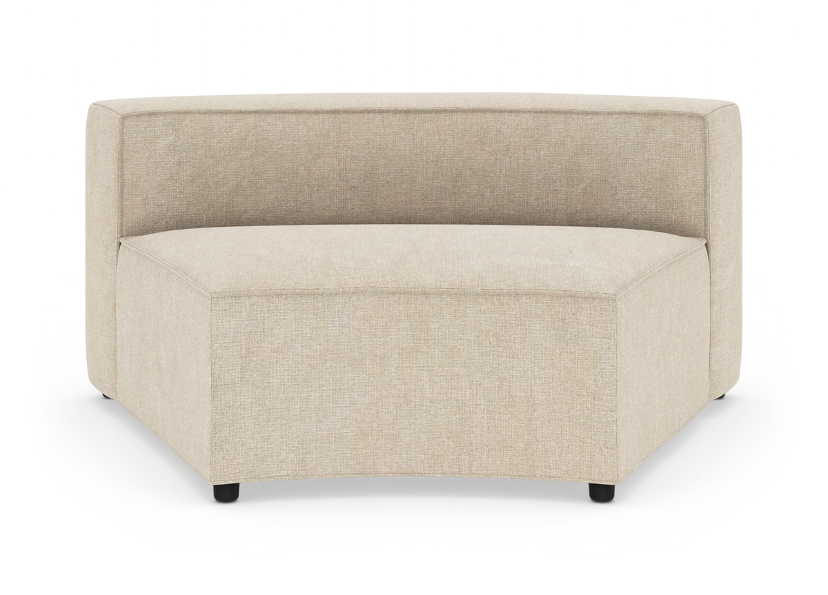 Beige modulsofa med buet hjørne, set forfra på hvid baggrund.