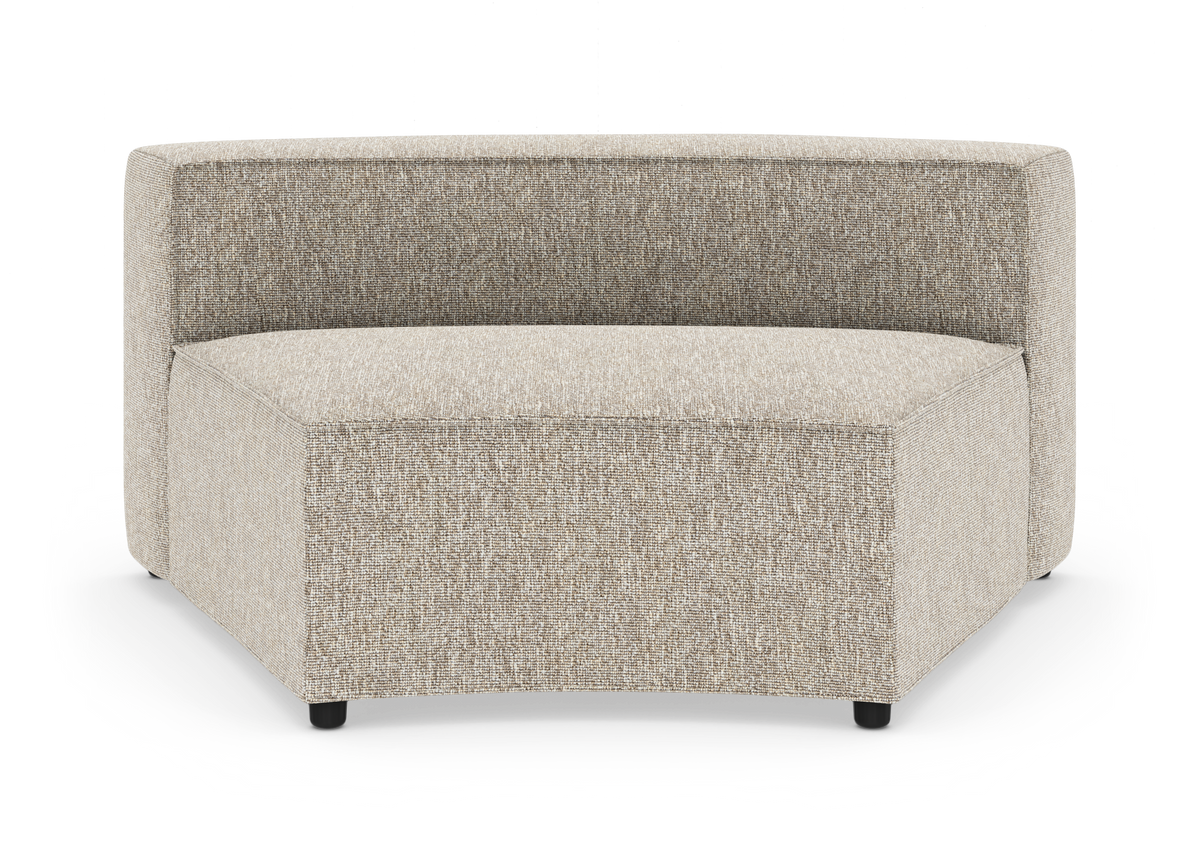 Beige modulsofa med afrundet hjørnemodul i stof, frilagt på hvid baggrund.
