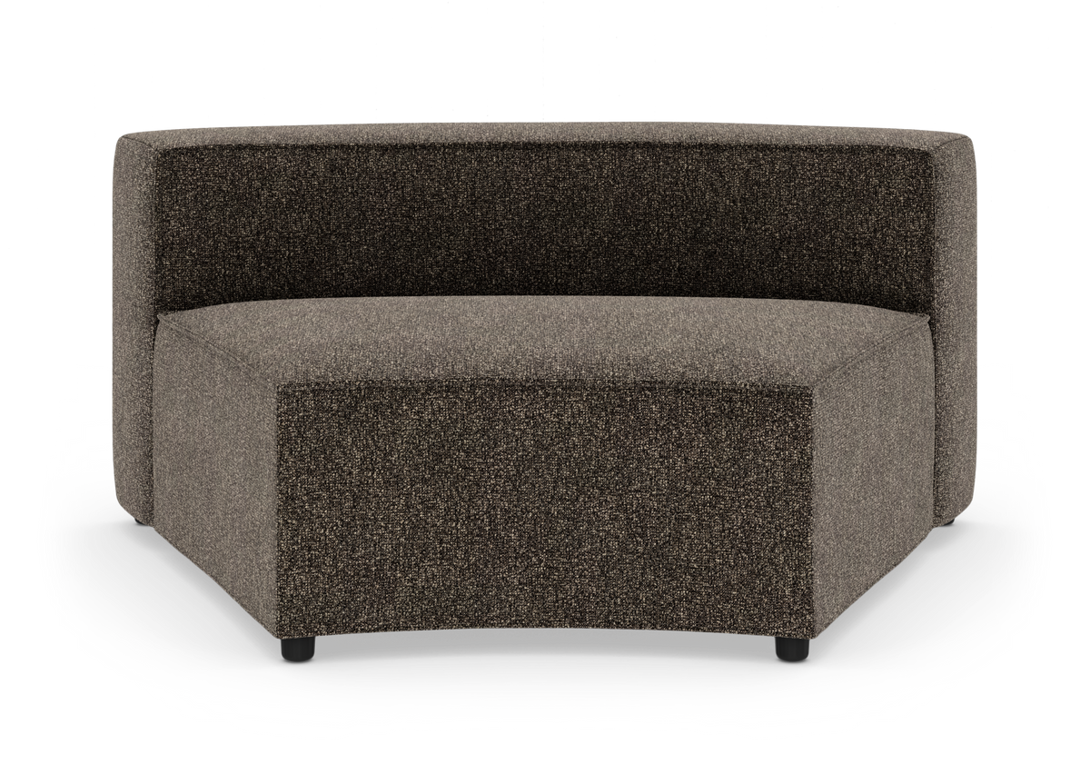 Brun hjørnemodul-sofa med rundet sæde, i meleret tekstil, fritlagt på hvid baggrund med små sorte ben.