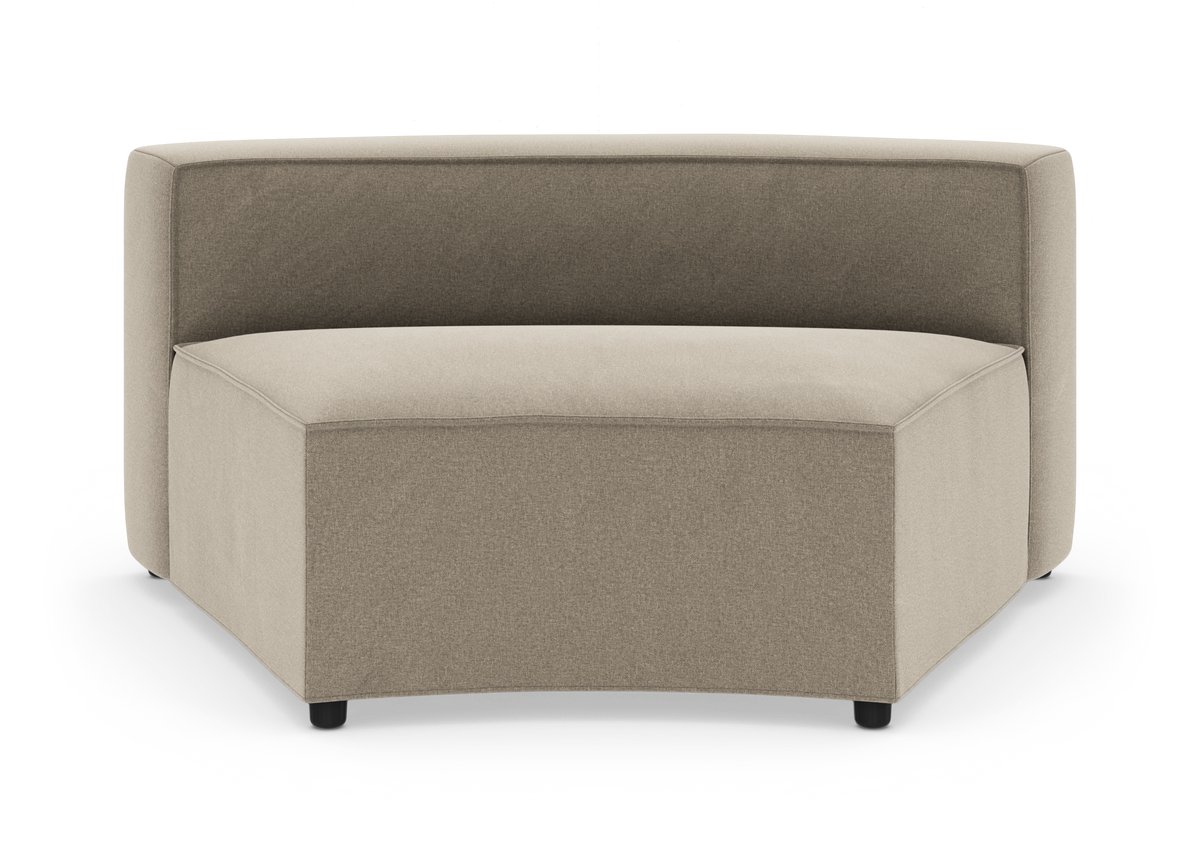 Hjørnemodul til modulsofa i beige/taupe stof med buet front, frilagt på hvid baggrund.