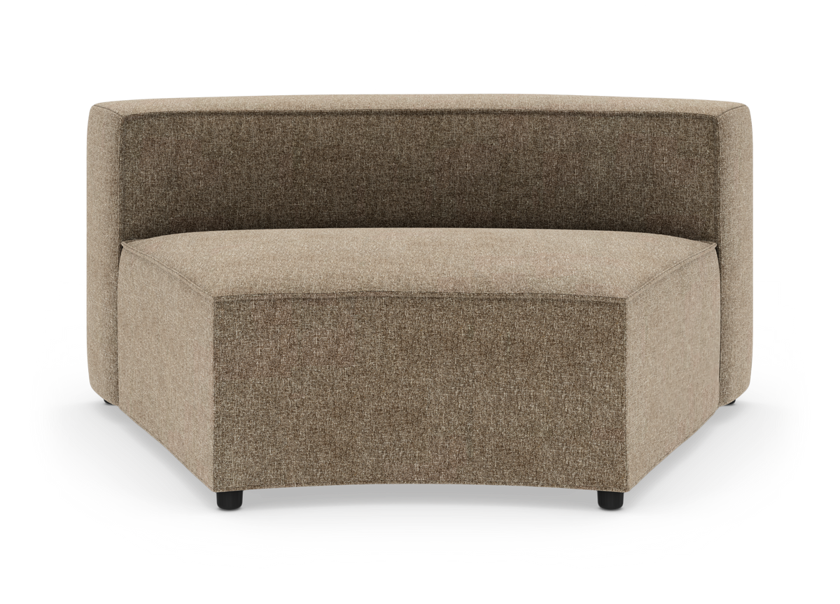 Bueformet sofamodul i beige/brun tekstil med lav ryg og korte runde ben, fritlagt på hvid baggrund.