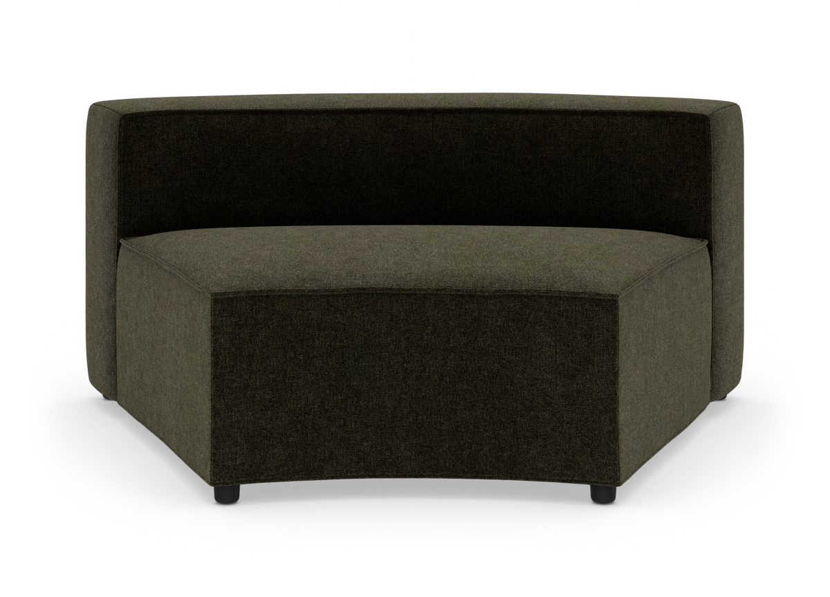 Modulært hjørnemodul i mørk olivengrønt stof, moderne sofa fotograferet mod hvid studiobaggrund.