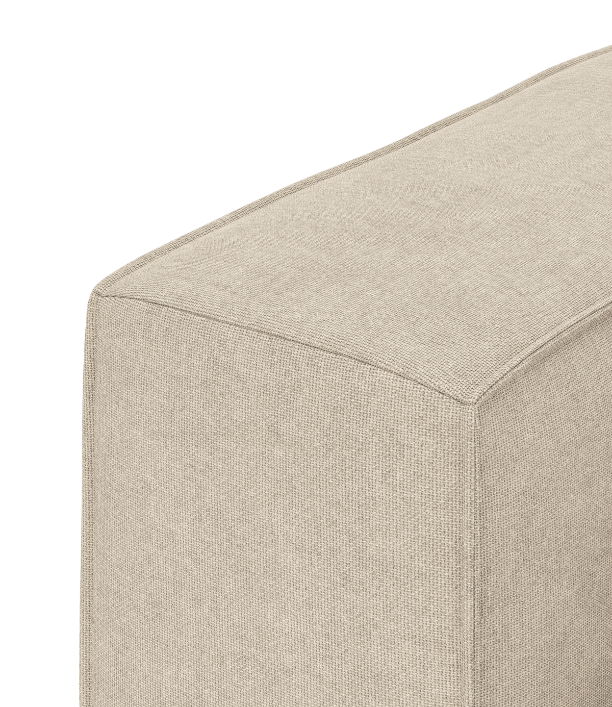 Nærbillede af beige, tekstilpolstret sofamodul/arm med skarpe, lige syninger.
