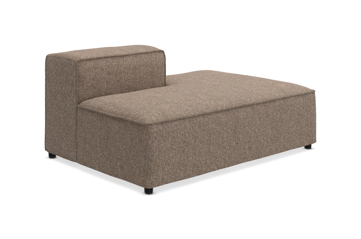 Modulsofa, chaiselong‑modul i brun/beige stof med lave runde sorte ben, frilagt produktfoto i vinkel.
