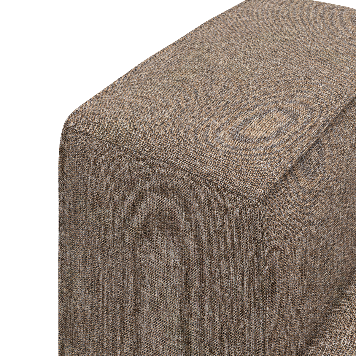 Nærbillede af hjørnet på en brunmeleret tekstilbeklædt sofa/ottoman mod hvid baggrund.