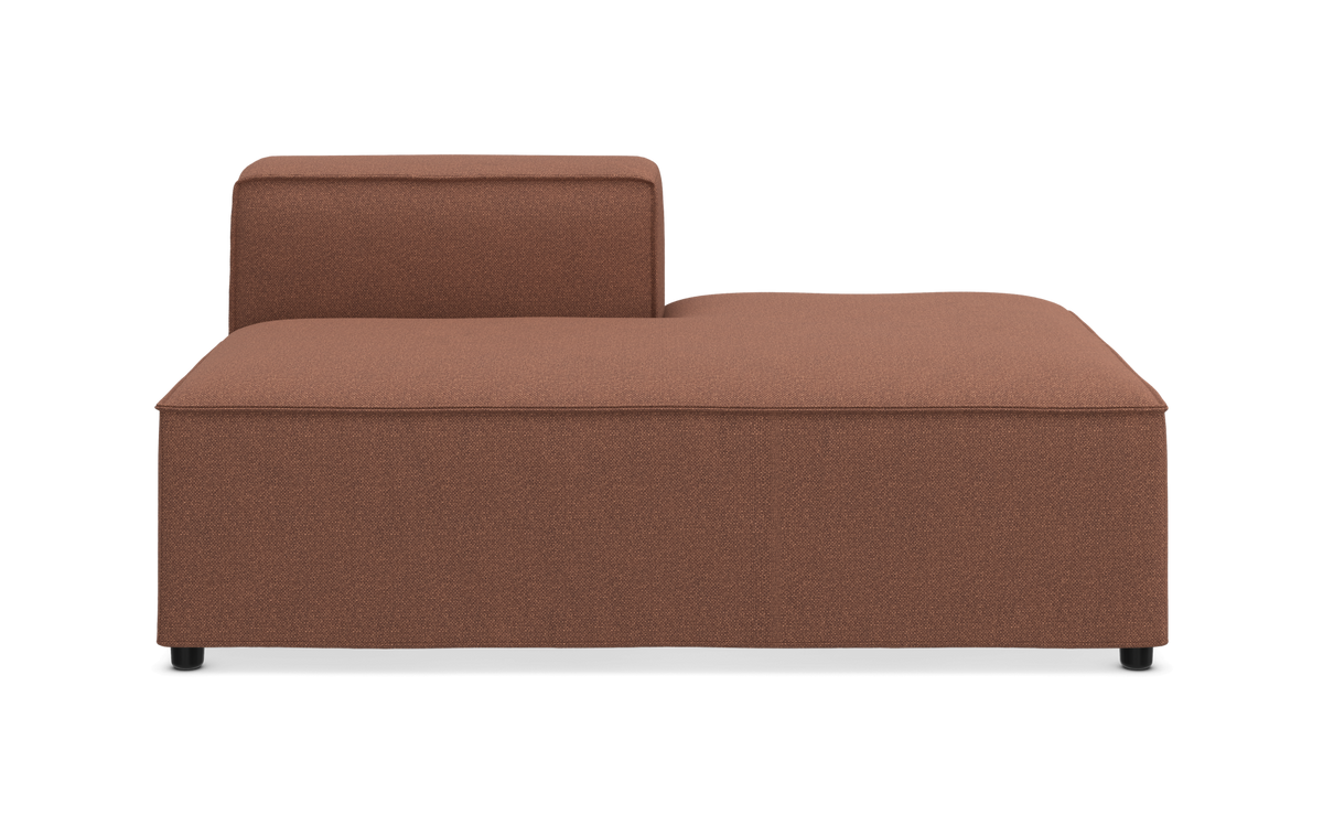 Brun modulær chaiselong/sofamodul med lav ryg i venstre side, fritlagt på hvid baggrund, frontview.