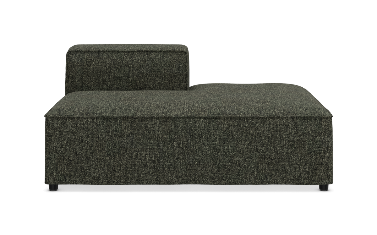 Modulær sofa-/chaiselongmodul i mørkegrønt stof med lav ryg i venstre side, set forfra på studiobaggrund.