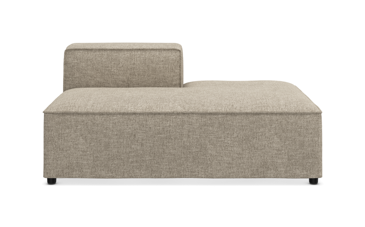 Beige modulsofa med lav ryg på venstre side, frontvisning i studie.